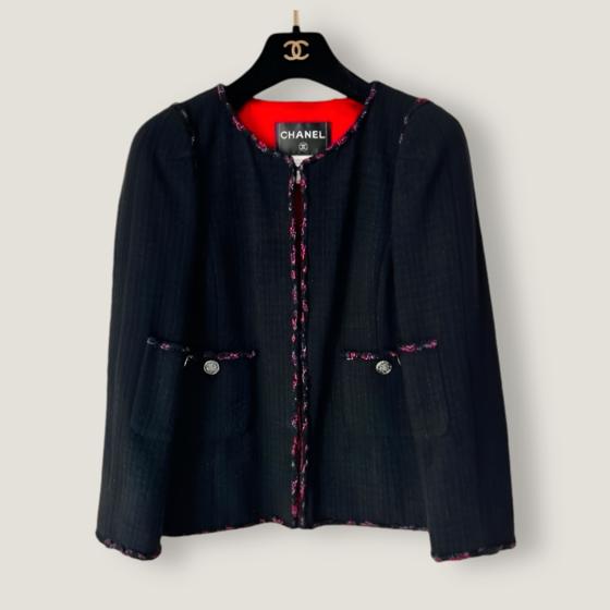 Пиджак твидовый La Petite Veste Noire с красной отделкой CHANEL