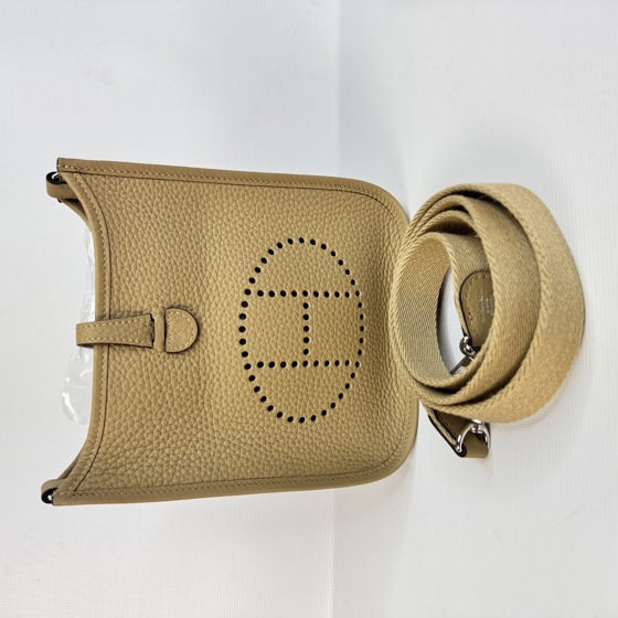 Сумка Evelyne III 16 из кожи Taurillon Beige Clemence