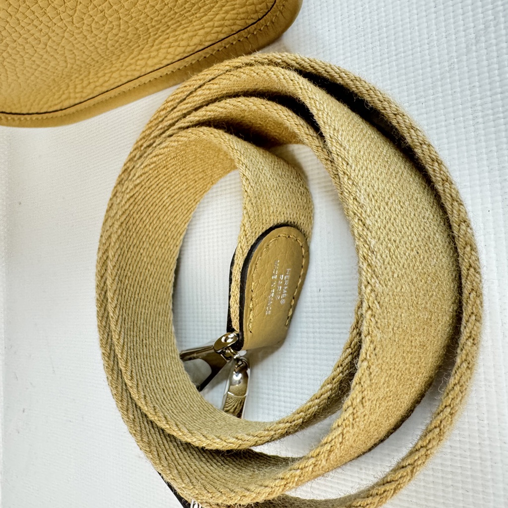 Сумка Evelyne III 16 из кожи Taurillon Beige Clemence