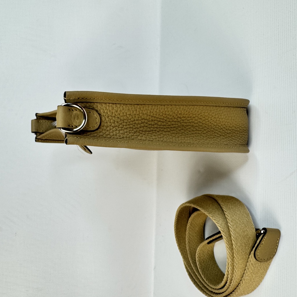 Сумка Evelyne III 16 из кожи Taurillon Beige Clemence