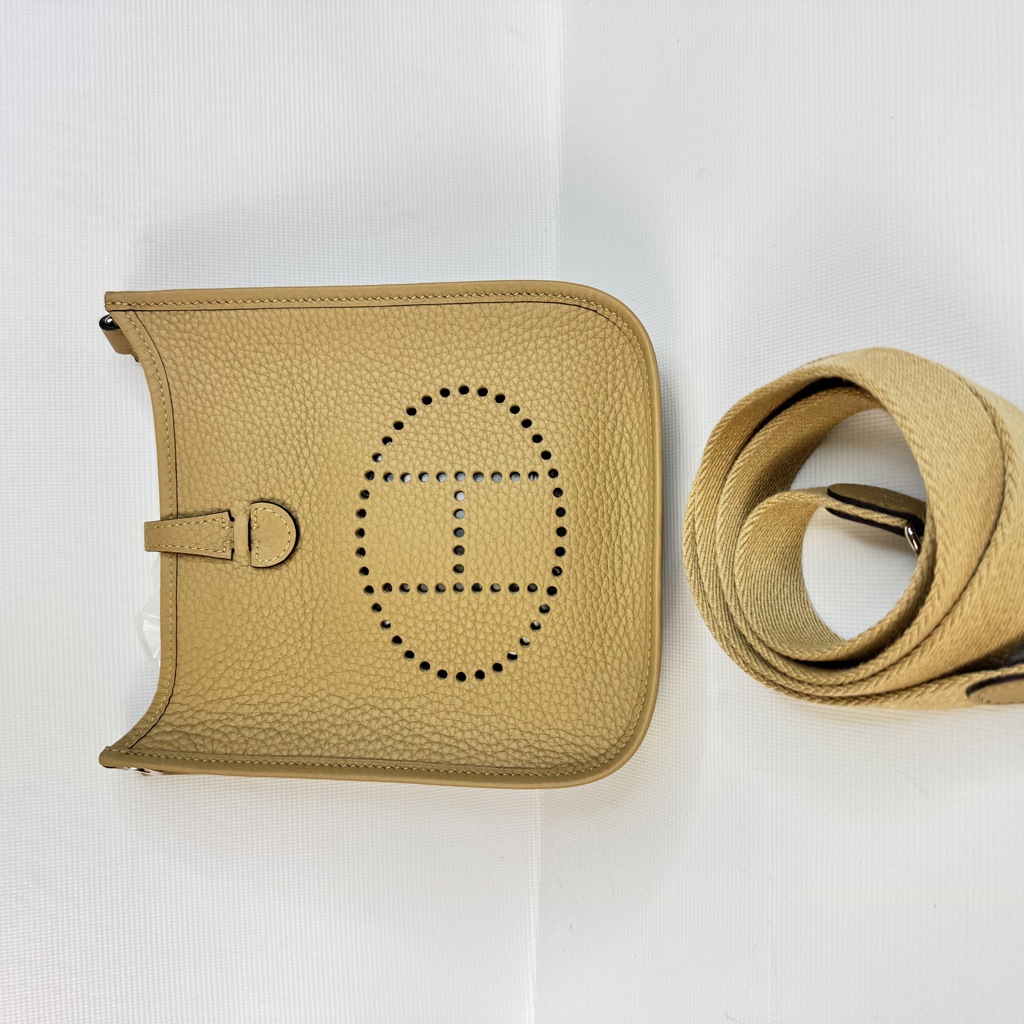 Сумка Evelyne III 16 из кожи Taurillon Beige Clemence