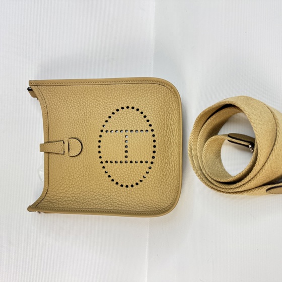 Сумка Evelyne III 16 из кожи Taurillon Beige Clemence