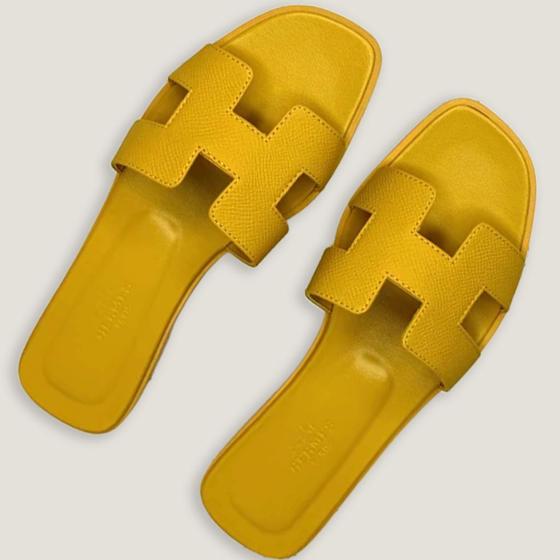 Шлепанцы Oran из кожи Epsom в цвете Topaz Yellow 