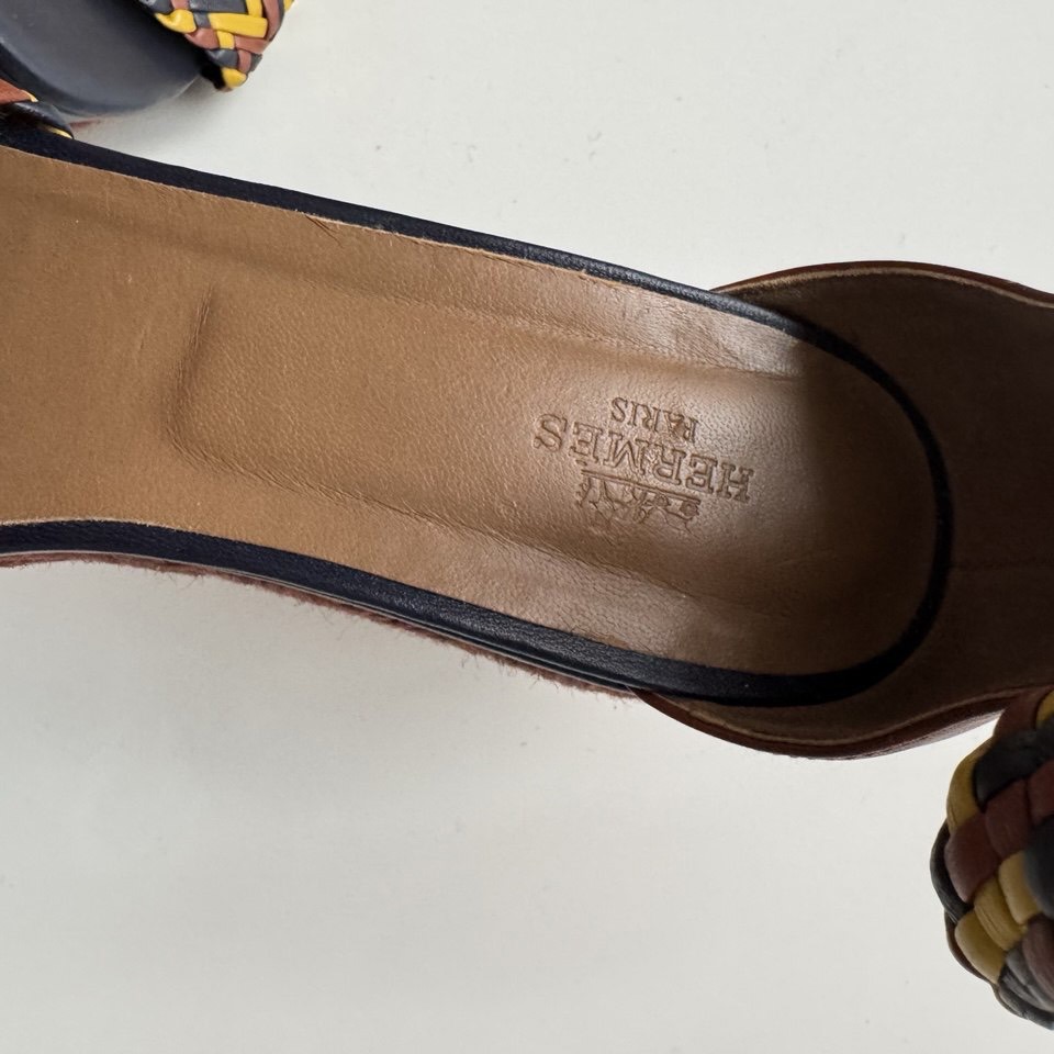 Босоножки на танкетке Ines