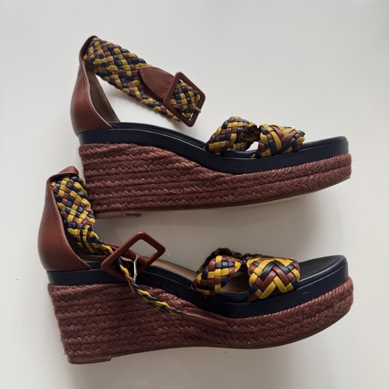 Босоножки на танкетке Ines HERMES