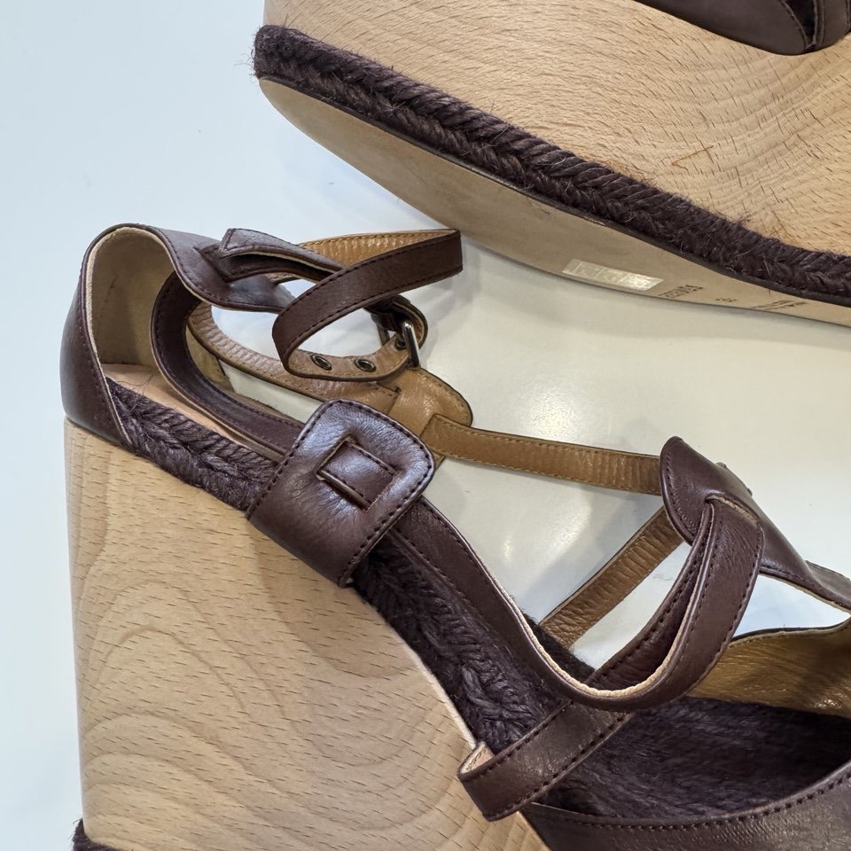 Босоножки на высокой деревянной танкетке