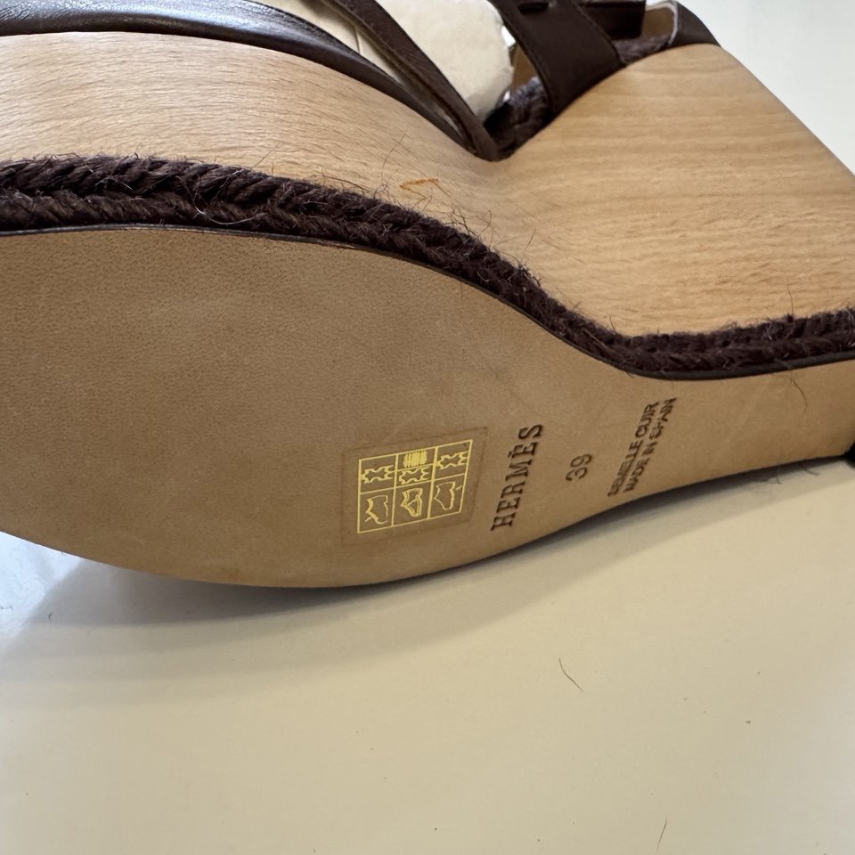 Босоножки на высокой деревянной танкетке