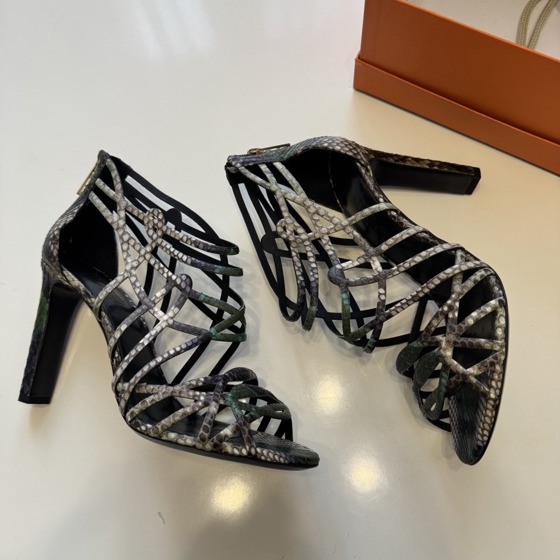 Босоножки Cage из лимитированной коллекции из кожи питона HERMES