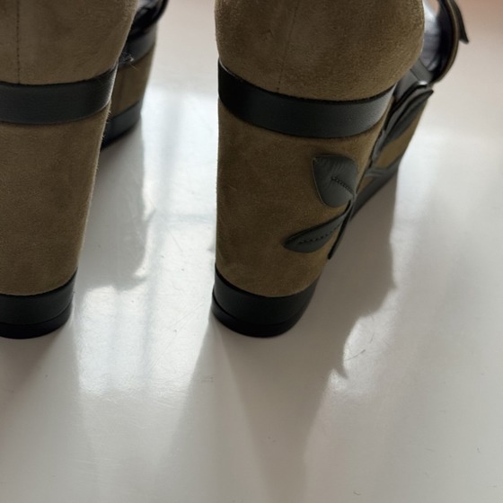 Замшевые босоножки на танкетке