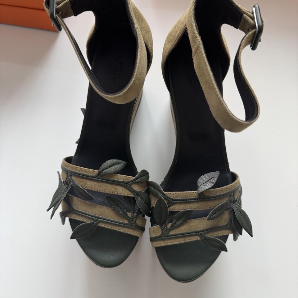 Замшевые босоножки на танкетке