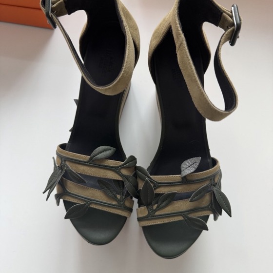 Замшевые босоножки на танкетке