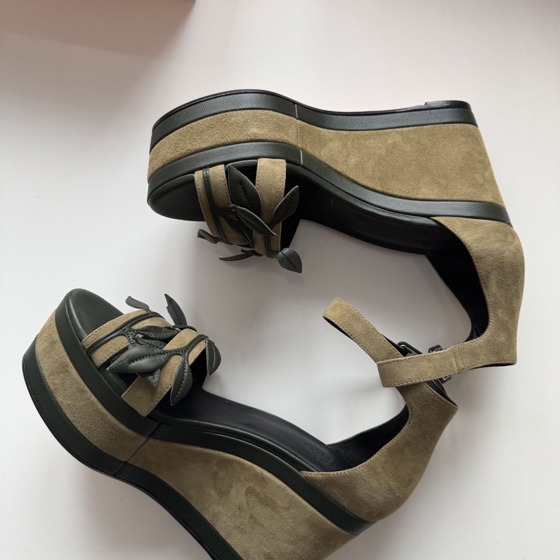 Замшевые босоножки на танкетке HERMES