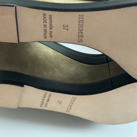 Замшевые босоножки на танкетке